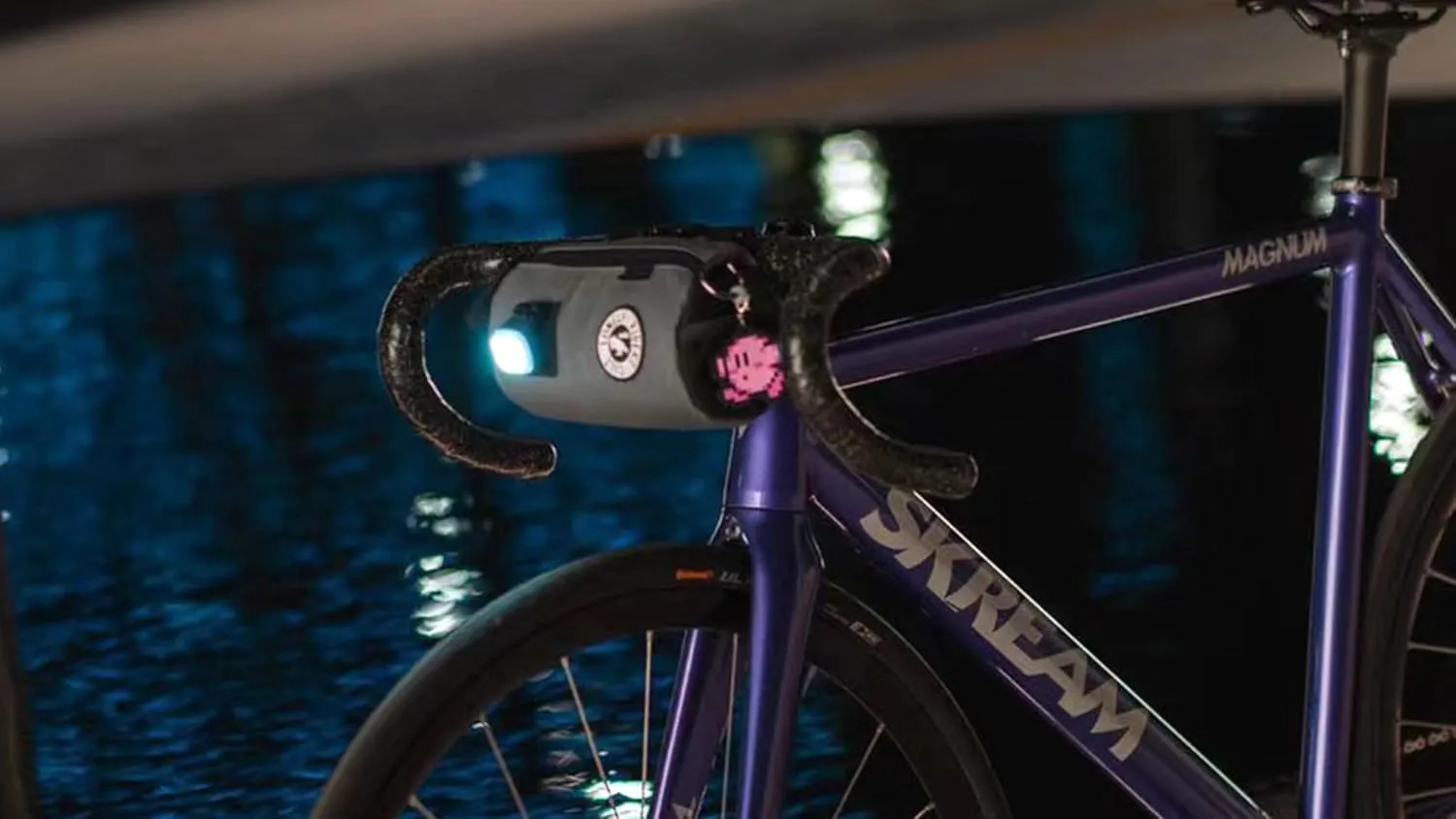 COURSIER COLLECTION Neo Porter Bike Feed Bag for Handlebar, with front eyelet accommodating lights and sunglasses and a shoulder strap for easy transport